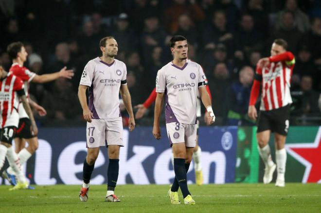 Miguel Gutiérrez y Blind, tras encajar un gol en el PSV-Girona de Champions (Foto: Cordon Press).