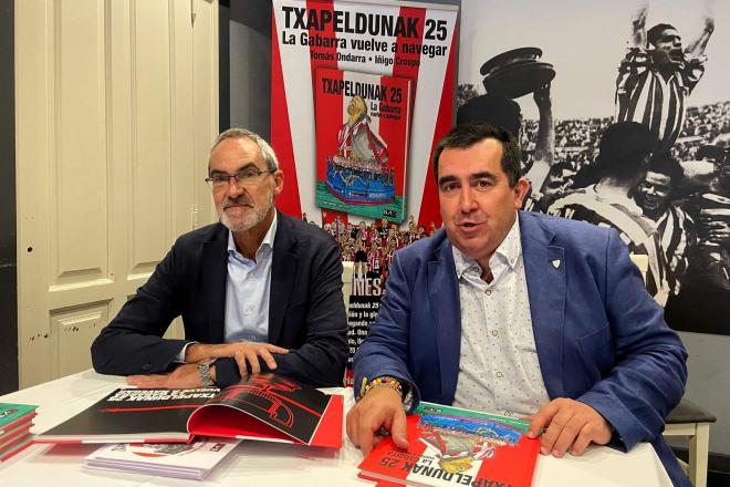 Tomás Ondarra e Iñigo Crespo presentan en Bilbao el libro 'Txapeldunak 25', sobre las copas del Athletic Club (Foto: El Desmarque).