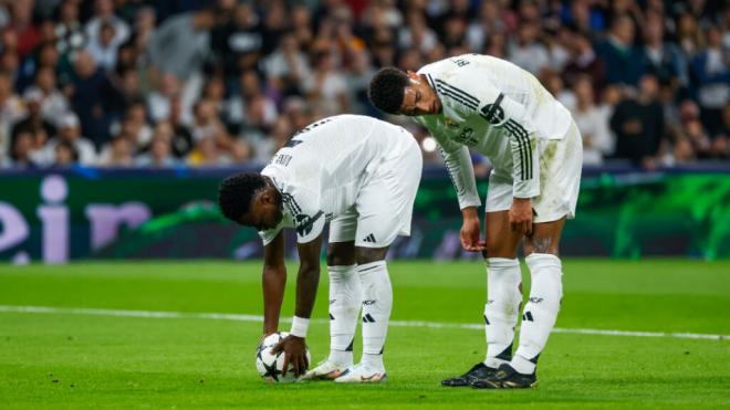 Vinicius colocando el balón en el punto de penalti (Fuente: EFE)