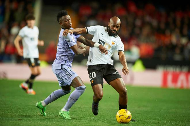 Jude Bellingham, presionado por Diakhaby en el Valencia-Real Madrid (Foto: Cordon Press).