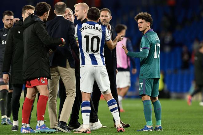 Mikel Oyarzabal encarándose con los jugadores del Anderlecht (Foto: Cordon Press).