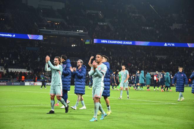 Los jugadores del Atlético agradecen el apoyo a su afición en París (Foto: Cordon Press)