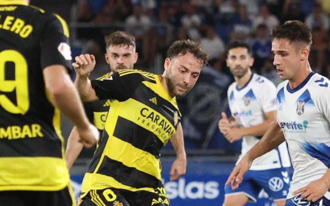 Keidi Bare y, detrás, Mario Soberón ante el Tenerife (Foto: LALIGA).