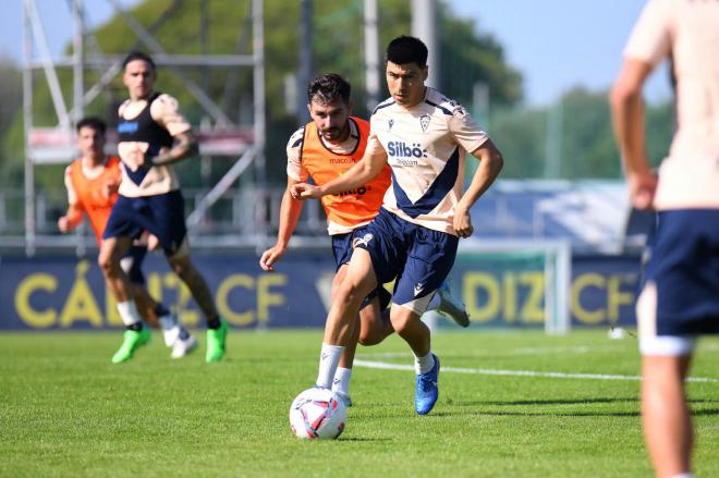 Tomás Alarcón durante un entrenamiento con el Cádiz CF (Foto: Cádiz CF).