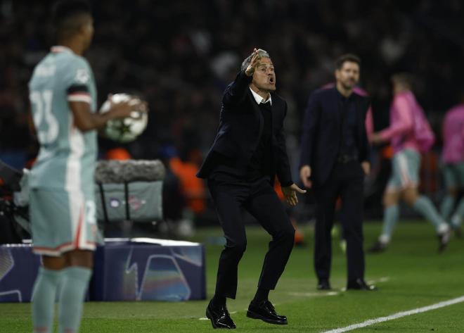 Luis Enrique dando instrucciones durante el PSG-Atlético (Foto: EFE).