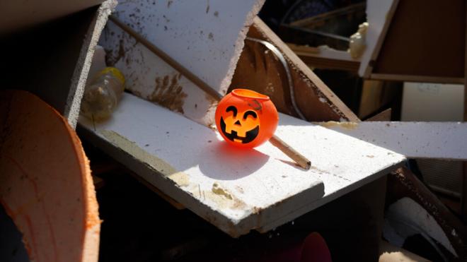 Una calabaza de plástico entre los escombros acumulados en Catarroja, Valencia (Foto: EFE)