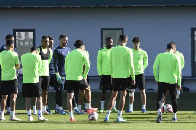 Los futbolistas del Real Betis en un entrenamiento (foto: Kiko Hurtado).