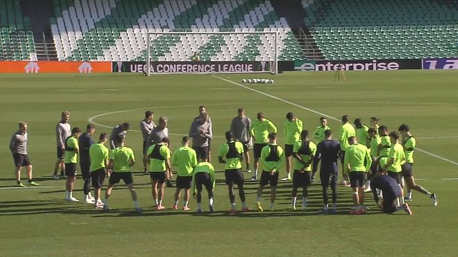 El entrenamiento del Betis para preparar el partido de Conference