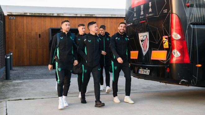 El equipo de Ernesto Valverde se dirige al bus en Lezama para irse al aeropuerto de Loiu y desde allí a Bulgaria para jugar este jueves (Foto: Athletic Club).