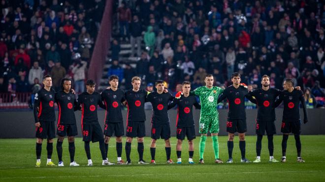 Los jugadores del FC Barcelona, durante el minuto de silencio (X)