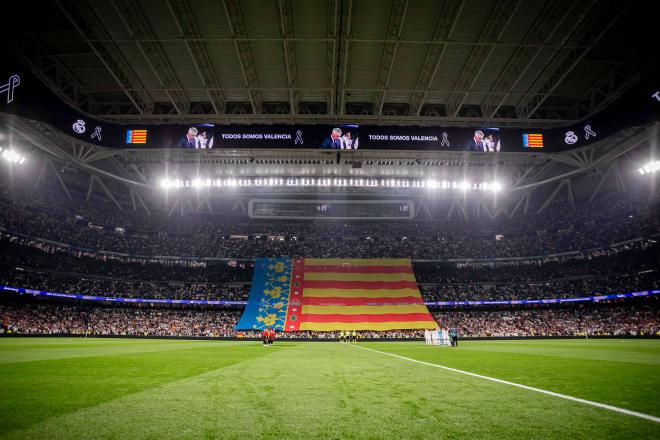 Homenaje a los afectados por la DANA en el Bernabéu (Cordon Press)