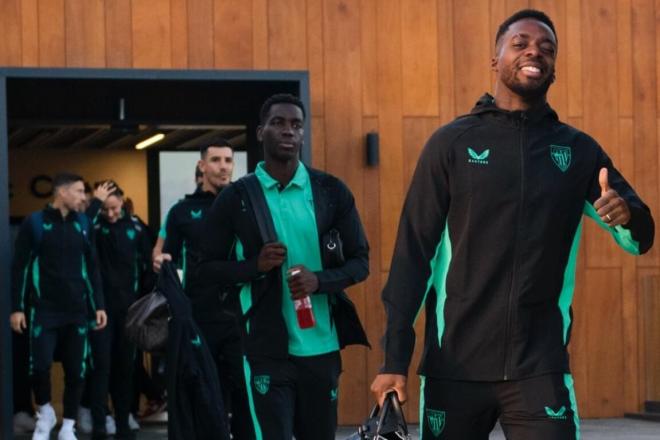 Iñaki Williams, optimista al ir al autobús del equipo en Lezama rumbo al avión para Bulgaria (Foto: Athletic Club).