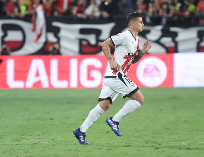 James Rodríguez entra al campo en un partido del Rayo Vallecano (Foto: Cordon Press).