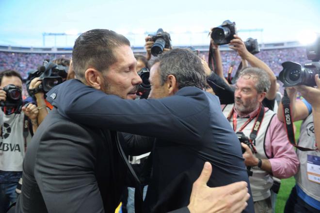 Simeone abrazando a Luis Enrique (Cordon Press)