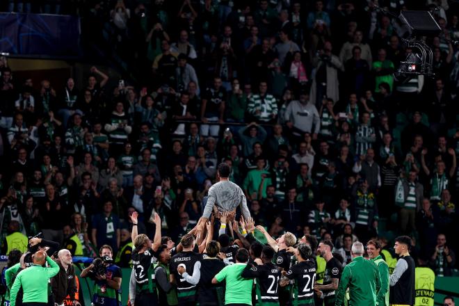 Rúben Amorim, manteado en su despedida del Sporting de Portugal (Foto: Cordon Press).