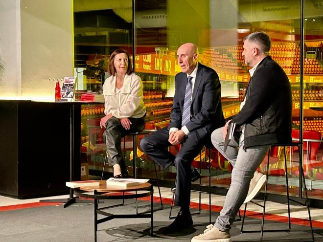 La presentación del libro de Manolo Sarabia en San Mamés (Foto: El Desmarque).