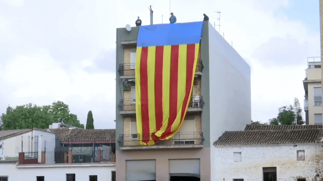 Despliegan una bandera gigante de Valencia en un balcón como símbolo de unión ante la tragedia