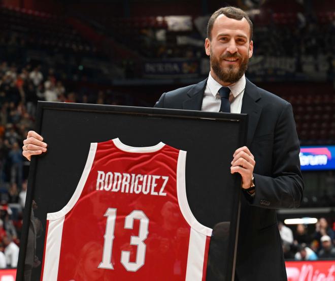 Sergio Rodríguez, homenajeado en el partido en Milan (Foto: EFE)