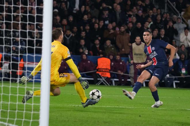 Jan Oblak deteniendo un disparo de Achraf (Cordon Press)