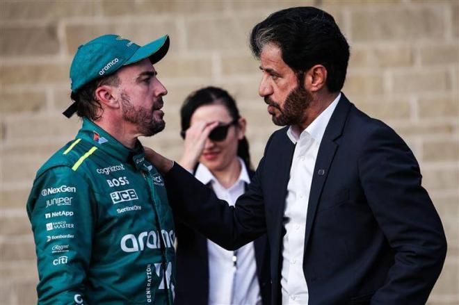 Fernando Alonso, junto al presidente de la FIA Mohammed ben Sulayem (foto Cordon Press).