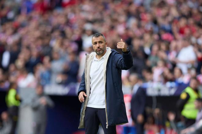 Diego Martínez dando instrucciones en un partido de Las Palmas (Foto: Cordon Press).