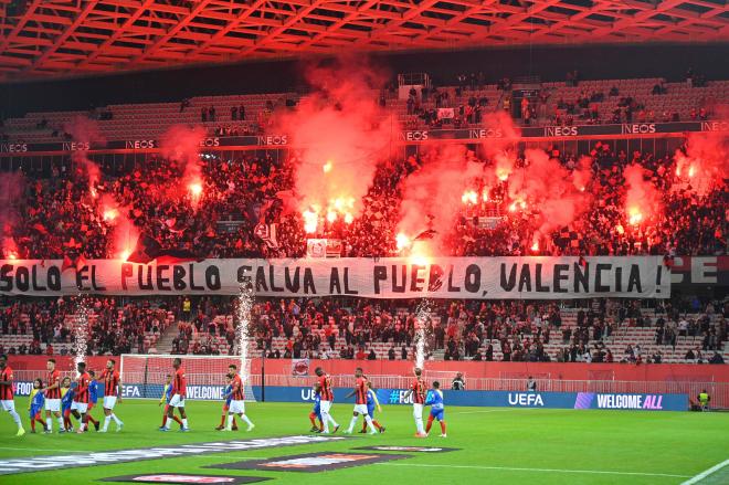 La pancarta con bengalas del Niza en apoyo a Valencia (Foto: Cordon Press).