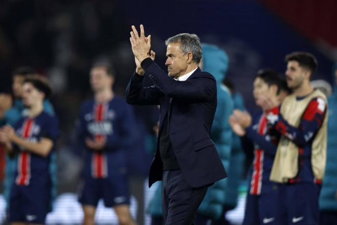 Luis Enrique aplaudiendo al Parque de los Príncipes tras perder contra el Atlético (Foto: EFE).