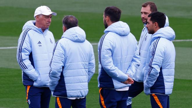 Carlo Ancelotti junto al resto de su equipo en un entrenamiento (Europa Press)