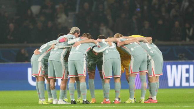 Los jugadores del Atlético de Madrid antes del partido ante el PSG (Fuente: Cordon Press)