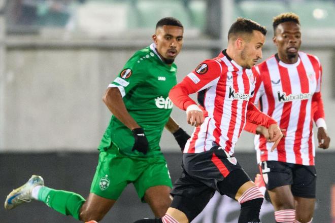 Alex Berenguer ante el Ludogorets en Bulgaria (Foto: Athletic Club).