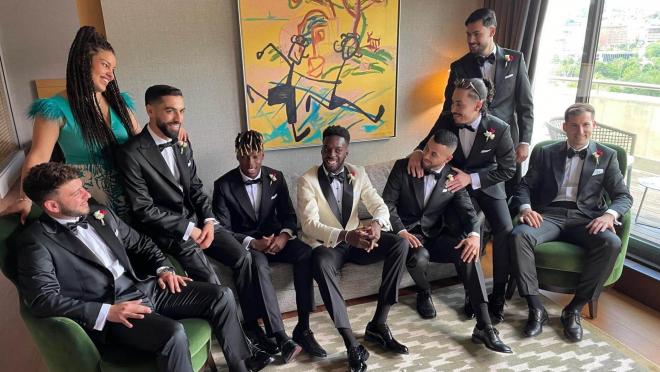 Iñaki Williams, con su hermano Nico y sus amigos antes de su boda.