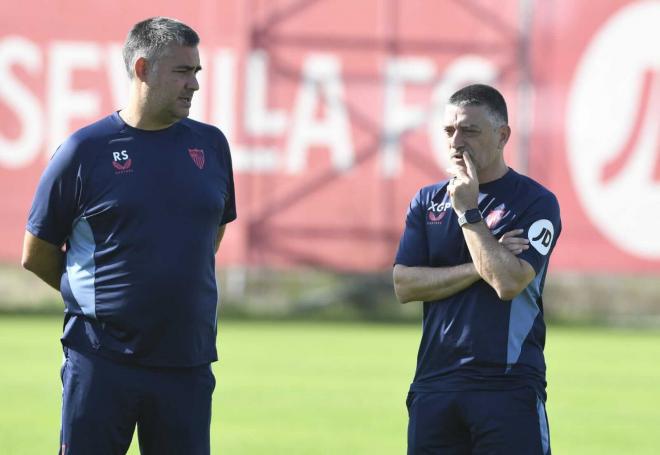 García Pimienta, pensativo en el entrenamiento del Sevilla (Foto: Kiko Hurtado).