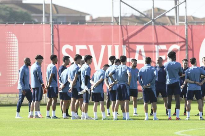 Charla a los futbolistas en el entrenamiento del Sevilla (Foto: Kiko Hurtado).