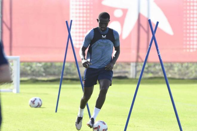 Tanguy Nianzou, en el entrenamiento del Sevilla (Foto: Kiko Hurtado).