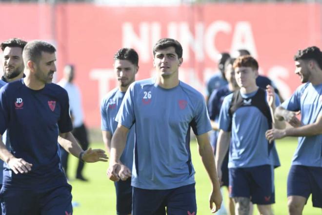 Juanlu, en el entrenamiento del Sevilla (Foto: Kiko Hurtado).