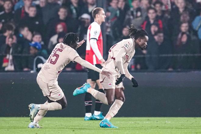 Daouda Guindo celebra su golazo en el Feyenoord-Salzburgo (Foto: Cordon Press).