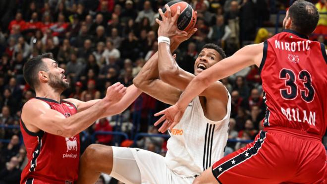 Edy Tavares, en el partido en Milan (Foto: EFE)