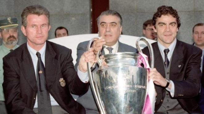 Sanchís, Heynckes y Lorenzo Sanz con la Copa de Europa en el Chrysler Stratus (Catawiki)