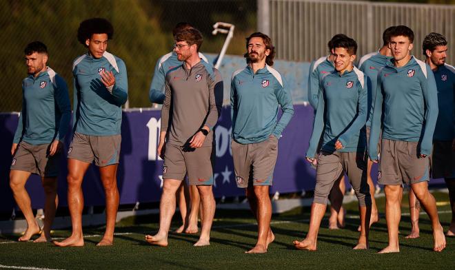 Los jugadores del Atlético de Madrid practicando el grounding (Foto: @Atleti)