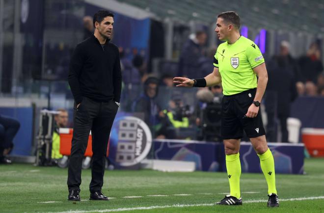 Mikel Arteta protesta a István Kovács en el Inter-Arsenal (Foto: Cordon Press).