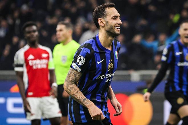 Hakan Çalhanoglu celebra su gol en el Inter-Arsenal (Foto: Cordon Press).