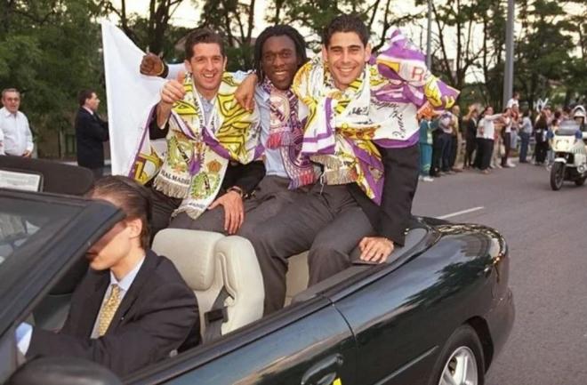 Los jugadores del Real Madrid en un Chrysler Stratus