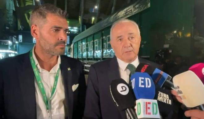 Rafael Muela y Gordillo, representantes del Betis, atendiendo a los medios de comunicación.