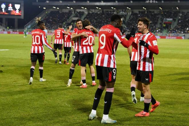 Nico Serrano celebra con Iñaki Williams su gol ante el Ludogorets en Bulgaria (Foto: Athletic Club).