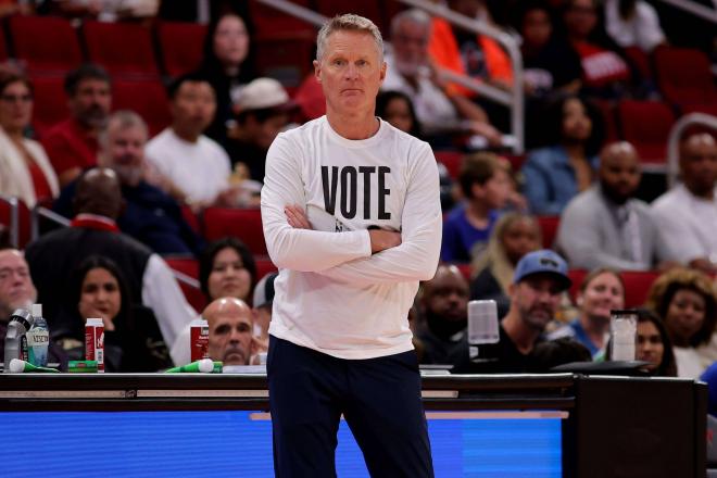 Steve Kerr, en un partido de la NBA pidiendo que la gente votase (Foto: Cordon Press).