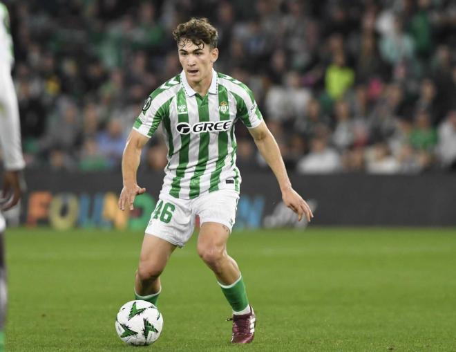Mateo Flores, ante el Celje (Foto: Kiko Hurtado).