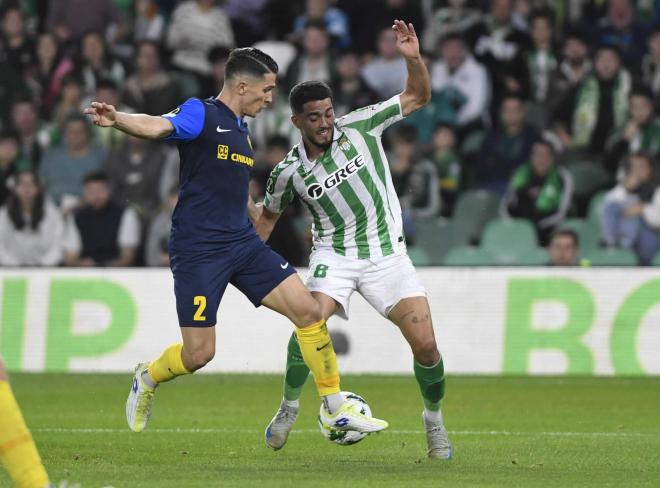 Fornals, ante el ex del Real Oviedo Juanjo Nieto (Foto: Kiko Hurtado).