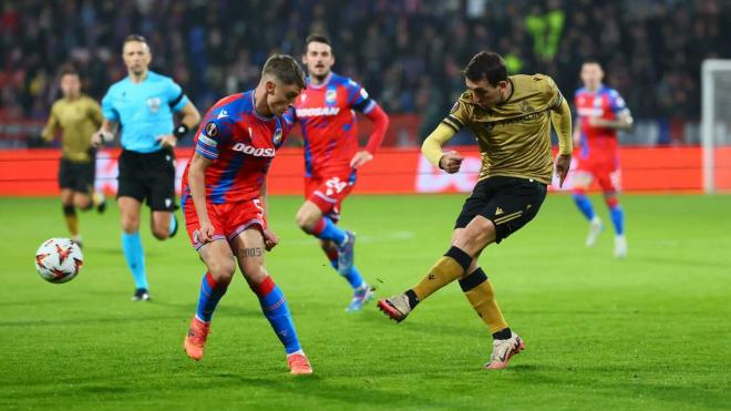 Mikel Oyarzabal prueba el disparo en el Viktoria Plzen-Real Sociedad (Foto: Real Sociedad).