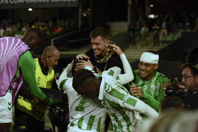 La loca celebración del gol de Juanmi (Foto: Kiko Hurtado).