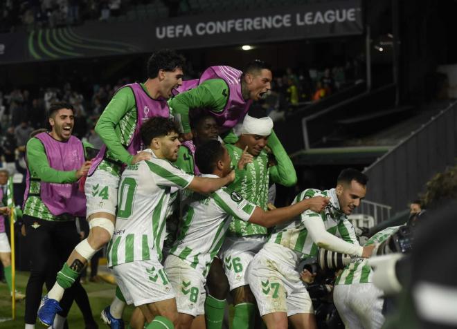 La loca celebración del gol de Juanmi (Foto: Kiko Hurtado).